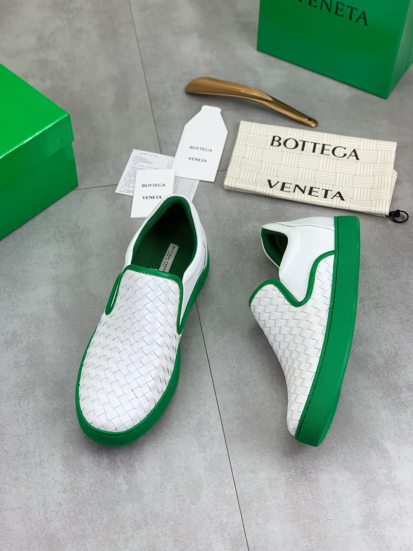 Factory price P720 💰Top quality💎💎💎 BOTTEGA VENETA official website synchronous couple👫The latest top version of the highest version of BV high-top casual shoes in the market, accept material comparison, shoe type comparison, process comparison, practical and textured, versatile, suitable for any occasion, the more you look at it, the more flavorful it becomes. Pure hand-woven craftsmanship - upper material, imported original woven calfskin - high-quality water-dyed cowhide inside - original private model customized outsole -Size: male 39-44 (customized 38 45 46) female 35-39 (customized 34 40 41) Comes with original BV green box, complete packaging.